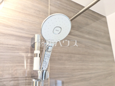 スイッチ付シャワーヘッド　【小平市小川西町５丁目】浴室のシャワーは手元で止水ができるスイッチ付シャワーヘッドにより、さらに節水効果がアップします。