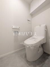 温水洗浄機能付きトイレ　【 コナ・ヴィレッジ調布国領】温水洗浄機能付きトイレで清潔にご使用いただけます。　