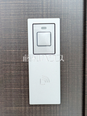 2号棟　玄関ドアのカードキー　【宜野湾市上原２丁目】玄関ドアのカードキーは非接触式のため、財布やパスケースにいれたままで施解錠できます！