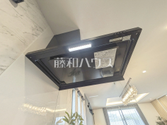 レンジフード　【東大和市南街６丁目】お手入れのしやすいレンジフードは見た目もスッキリしていて、料理時の油煙やニオイを効率的に外に出せます。