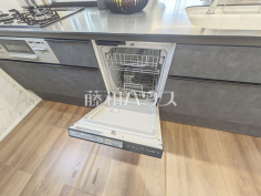 食器洗浄乾燥機　【東大和市南街６丁目】食後の片付けもラクに、毎日の家事を時短できるようキッチンに食洗機を内蔵しました。