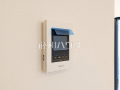 TVモニター付きインターホン　【新座市片山２丁目】訪問者がわかるTVモニター付インターホンは、お子様がお留守番をされるときも安心ですね。　