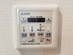 24時間換気システム 24時間換気システムにより、花粉・PM2.5などの微小粒子物質の侵入を防ぎ、快適な室内を保ちます。 
