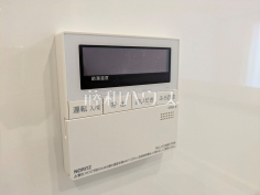 浴室給湯リモコン追焚き機能付きなので、生活時間の違う家族に便利です。 
