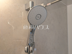 スイッチ付シャワーヘッド　【小金井市前原町４丁目】浴室のシャワーは手元で止水ができるスイッチ付シャワーヘッドにより、さらに節水効果がアップします。