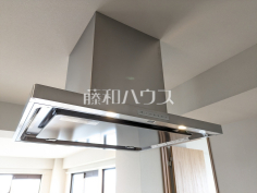 レンジフード　【グリーンハイツ那覇】お手入れのしやすいレンジフードは見た目もスッキリしていて、料理時の油煙やニオイを効率的に外に出せます。