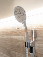 スイッチ付シャワーヘッド　【グリーンハイツ那覇】浴室のシャワーは手元で止水ができるスイッチ付シャワーヘッドにより、さらに節水効果がアップします。