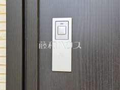 1号棟　スマートキー　【和光市下新倉４丁目】玄関ドアのカードキーは非接触式のため、財布やパスケースにいれたままで施解錠できます！ 