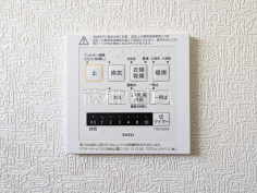 浴室換気乾燥暖房機　【八王子市中野町】換気機能によってバスルーム内のカビの発生を抑制できます。夜間や雨天時の洗濯物の乾燥に便利な乾燥機能も装備。