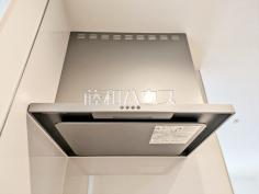 レンジフード　【新座市栄２丁目】お手入れのしやすいレンジフードは見た目もスッキリしていて、料理時の油煙やニオイを効率的に外に出せます。