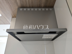 2号棟　レンジフード　【朝霞市三原３丁目】お手入れのしやすいレンジフードは見た目もスッキリしていて、料理時の油煙やニオイを効率的に外に出せます。