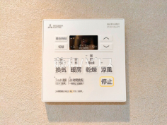 24時間換気システム 24時間換気システムにより、花粉・PM2.5などの微小粒子物質の侵入を防ぎ、快適な室内を保ちます