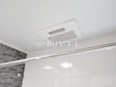 浴室乾燥機　【朝霞市泉水２丁目】雨の日の強い味方！浴室換気乾燥機付きユニットバスで洗濯物が乾かせます。