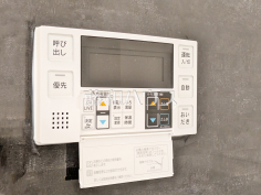 給湯器リモコン　【クリオ西高島平壱番館】自動お湯張りや追いだき機能など、充実したバスタイムをサポートする設備が整っています。温度調節もボタンひとつで簡単です。