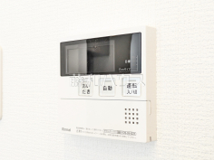 給湯器リモコン　【クリオ西高島平壱番館】自動お湯張りや追いだき機能など、充実したバスタイムをサポートする設備が整っています。温度調節もボタンひとつで簡単です。