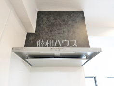 レンジフード　【クリオ西高島平壱番館】お手入れのしやすいレンジフードは見た目もスッキリしていて、料理時の油煙やニオイを効率的に外に出せます。