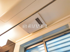 浴室乾燥機(浴室内上部)雨の日の強い味方！浴室換気乾燥機付きユニットバスで洗濯物が乾かせます。