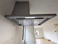3号棟　レンジフード　【日野市多摩平３丁目】お手入れのしやすいレンジフードは見た目もスッキリしていて、料理時の油煙やニオイを効率的に外に出せます。