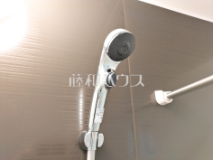 3号棟　スイッチ付シャワーヘッド　【日野市多摩平３丁目】浴室のシャワーは手元で止水ができるスイッチ付シャワーヘッドにより、さらに節水効果がアップします。