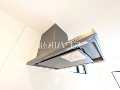 レンジフード　【国立市北２丁目】お手入れのしやすいレンジフードは見た目もスッキリしていて、料理時の油煙やニオイを効率的に外に出せます。
