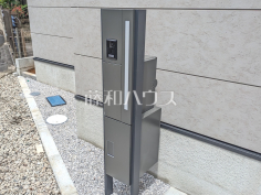 宅配ボックス【国立市北２丁目】玄関には不在時でも荷物が受け取れる宅配ボックスがございます。帰りが遅くなりそうな時も受け取り時間の心配がなく、再配達の手間も省けるので便利です。
