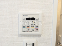 浴室換気乾燥機　【ルネ調布国領モア・クレスト】換気機能によってバスルーム内のカビの発生を抑制できます。夜間や雨天時の洗濯物の乾燥に便利な乾燥機能も装備。