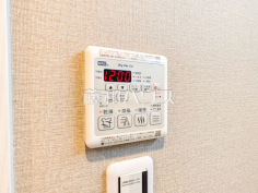 浴室乾燥機リモコン　【グランドハイム保谷】浴室には暖房機能を備えているので、冬の寒い時期には入浴前に予備暖房をすることで急激な温度変化によるヒートショックの防止にも役立ちます。