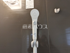 2号棟　スイッチ付シャワーヘッド　【小平市仲町】浴室のシャワーは手元で止水ができるスイッチ付シャワーヘッドにより、さらに節水効果がアップします。