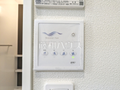 2号棟　ブースターファン（換気扇）リモコン　【小平市仲町】ブースターファンのコントロールパネル   住宅の換気システムを制御するパネル。風量を段階的に調整でき、室内の通風を良好に保ちます。