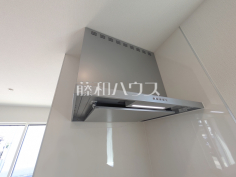 レンジフード　【春日井市坂下町３丁目】お手入れのしやすいレンジフードは見た目もスッキリしていて、料理時の油煙やニオイを効率的に外に出せます。