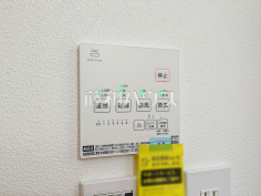 浴室乾燥機リモコン　【東村山市萩山町１丁目】浴室には暖房機能を備えているので、冬の寒い時期には入浴前に予備暖房をすることで急激な温度変化によるヒートショックの防止にも役立ちます。