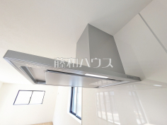 レンジフード　【昭島市田中町１丁目】お手入れのしやすいレンジフードは見た目もスッキリしていて、料理時の油煙やニオイを効率的に外に出せます。