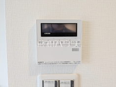 給湯器リモコン　【ウインズヒル稲城】自動お湯張りや追いだき機能など、充実したバスタイムをサポートする設備が整っています。温度調節もボタンひとつで簡単です。
