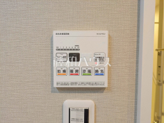 浴室乾燥機リモコン　【ウインズヒル稲城】浴室には暖房機能を備えているので、冬の寒い時期には入浴前に予備暖房をすることで急激な温度変化によるヒートショックの防止にも役立ちます。