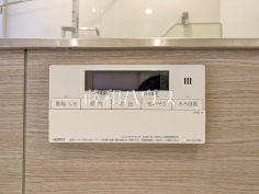 給湯器リモコン　【ウインズヒル稲城】自動お湯張りや追いだき機能など、充実したバスタイムをサポートする設備が整っています。温度調節もボタンひとつで簡単です。