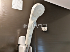 スイッチ付シャワーヘッド　【日野市日野台２丁目】浴室のシャワーは手元で止水ができるスイッチ付シャワーヘッドにより、さらに節水効果がアップします。
