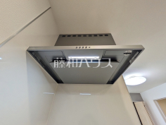 レンジフード　【日野市日野台２丁目】お手入れのしやすいレンジフードは見た目もスッキリしていて、料理時の油煙やニオイを効率的に外に出せます。