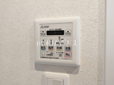 浴室乾燥機リモコン　【レーベンハイム東伏見弐番館】浴室換気乾燥機は梅雨の時期等、なかなか乾かない洗濯物を干すのに役立ちます！