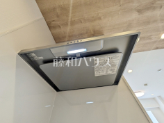 レンジフード　【レーベンハイム東伏見弐番館】お手入れのしやすいレンジフードは見た目もスッキリしていて、料理時の油煙やニオイを効率的に外に出せます。