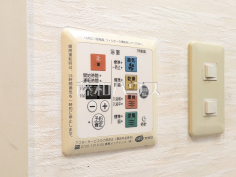 浴室換気乾燥機リモコン　【シーアイハイツ和光　B号棟】雨の日の強い味方！浴室換気乾燥機付きユニットバスで洗濯物が乾かせます。
