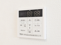 給湯器リモコン　【板橋区赤塚７丁目】便利な追いだき機能付きオートバス。予約設定も可能なので、帰宅後すぐに入浴できるようお湯を張っておくことができます。