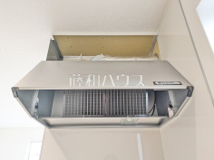 レンジフード　【板橋区赤塚７丁目】お手入れのしやすいレンジフードは見た目もスッキリしていて、料理時の油煙やニオイを効率的に外に出せます。