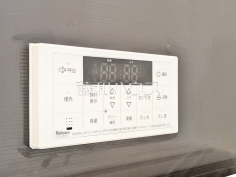給湯器リモコン　【板橋区赤塚７丁目】自動お湯張りや追いだき機能など、充実したバスタイムをサポートする設備が整っています。温度調節もボタンひとつで簡単です。