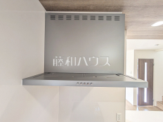 レンジフード　【調布市入間町２丁目】お手入れのしやすいレンジフードは見た目もスッキリしていて、料理時の油煙やニオイを効率的に外に出せます。