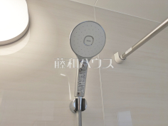 1号棟　スイッチ付シャワーヘッド　【日野市三沢５丁目】浴室のシャワーは手元で止水ができるスイッチ付シャワーヘッドにより、さらに節水効果がアップします。