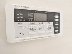 1号棟　給湯器リモコン　【日野市三沢５丁目】自動お湯張りや追いだき機能など、充実したバスタイムをサポートする設備が整っています。温度調節もボタンひとつで簡単です。