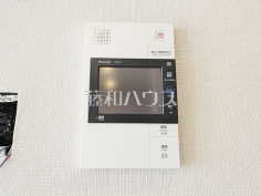 防犯に役立つTVモニター付インターフォン訪問者がわかるTVモニター付インターホンは、お子様のお留守番にも活躍するかも？！