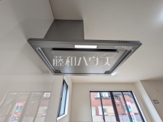 レンジフード　【八王子市長房町】お手入れのしやすいレンジフードは見た目もスッキリしていて、料理時の油煙やニオイを効率的に外に出せます。