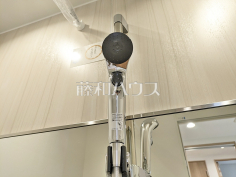 スイッチ付シャワーヘッド　【ステイツ花小金井ヴェルパセオ】浴室のシャワーは手元で止水ができるスイッチ付シャワーヘッドにより、さらに節水効果がアップします。