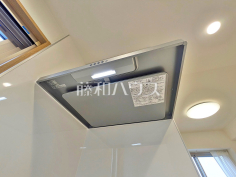 レンジフード　【ステイツ花小金井ヴェルパセオ】お手入れのしやすいレンジフードは見た目もスッキリしていて、料理時の油煙やニオイを効率的に外に出せます。